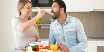 Jesse (28) gaat samenwonen maar er is een probleem: “Van mijn vriendin mag ik dan geen vlees meer eten”