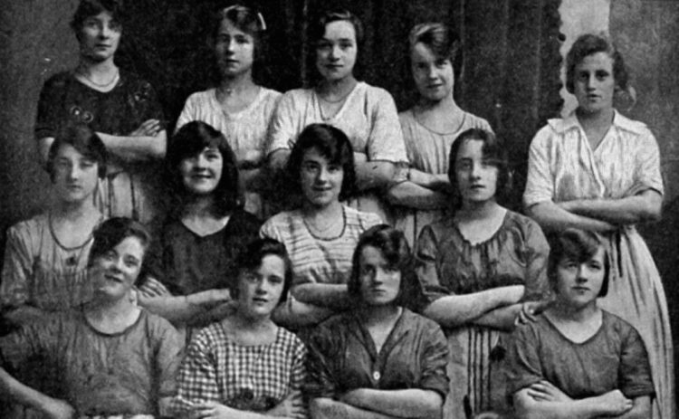 Vreemde ontdekking op oude foto: Het geheim is vreemd zie jij het?