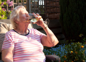 “Anja onthult: ‘Waarom ik elke avond drink, ondanks alle waarschuwingen!’”