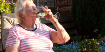 “Anja onthult: ‘Waarom ik elke avond drink, ondanks alle waarschuwingen!’”