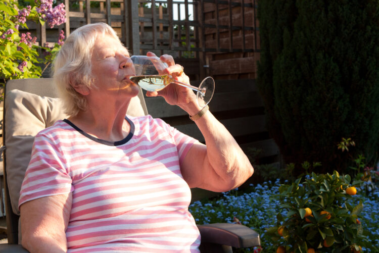 “Anja onthult: ‘Waarom ik elke avond drink, ondanks alle waarschuwingen!’”