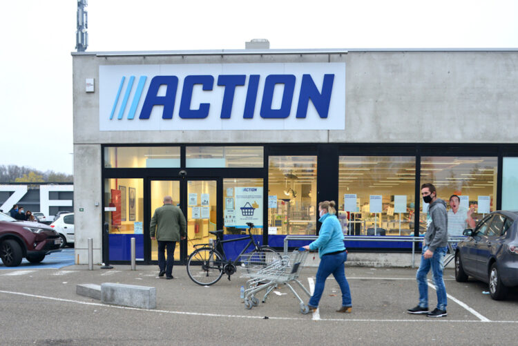 Klant onthult geheime codes op Action-prijskaartjes. Dit moet je weten!