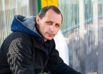 Jan (42): “Ik adopteerde een kind uit het buitenland – nu wil hij zijn biologische ouders vinden en beschuldigt hij me ervan hem zijn identiteit te hebben ontnomen”