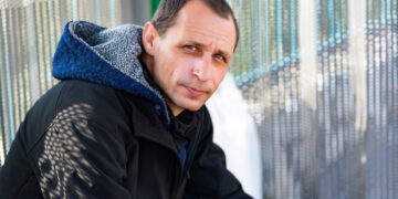 Jan (42): “Ik adopteerde een kind uit het buitenland – nu wil hij zijn biologische ouders vinden en beschuldigt hij me ervan hem zijn identiteit te hebben ontnomen”