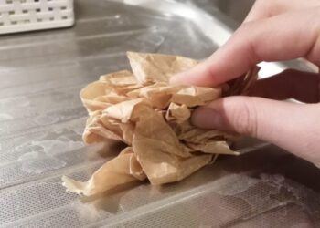 Dit is de truc met bakpapier die niemand kent! Verwijder snel je kalkaanslag