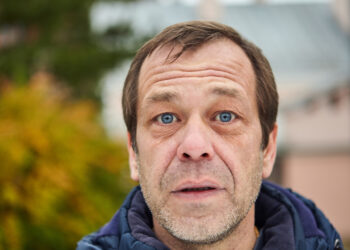 Thijs (50): “Ik gaf mijn dochter aan bij de politie vanwege haar drugsgebruik – nu wil ze me nooit meer zien en bedreigt ze me zelfs”