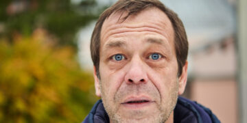 Thijs (50): “Ik gaf mijn dochter aan bij de politie vanwege haar drugsgebruik – nu wil ze me nooit meer zien en bedreigt ze me zelfs”