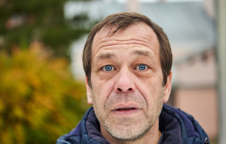 Thijs (50): “Ik gaf mijn dochter aan bij de politie vanwege haar drugsgebruik – nu wil ze me nooit meer zien en bedreigt ze me zelfs”