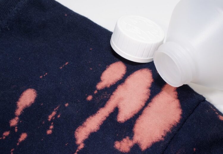 Bleekvlekken op je kleding? Zó krijg je ze er weer uit!