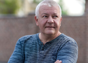 Menno (41): “Ik vind dat vluchtelingen geen recht hebben op sociale huurwoningen – nu word ik bedreigd en mijn kinderen durven niet meer buiten te spelen”