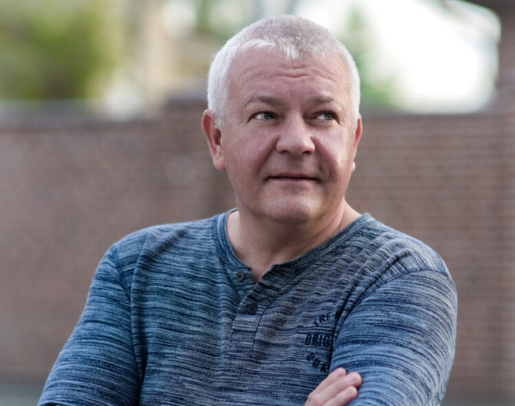 Menno (41): “Ik vind dat vluchtelingen geen recht hebben op sociale huurwoningen – nu word ik bedreigd en mijn kinderen durven niet meer buiten te spelen”