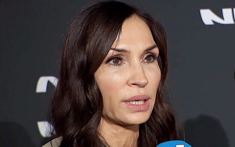 Kijkers verbaasd door Famke Janssen: ‘Wat heeft ze met haar gezicht gedaan?’