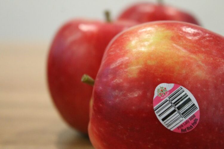 De waarheid achter de stickers op fruit. Zie je deze stickers eet het dan niet!