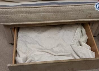 Schokkend: Moeder verstopt dochter bijna drie jaar in lade onder bed en onthult gruwelijke waarheid
