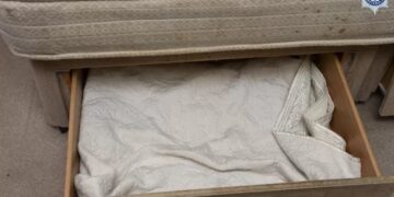 Schokkend: Moeder verstopt dochter bijna drie jaar in lade onder bed en onthult gruwelijke waarheid