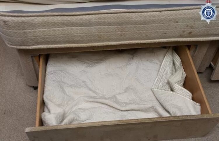 Schokkend: Moeder verstopt dochter bijna drie jaar in lade onder bed en onthult gruwelijke waarheid