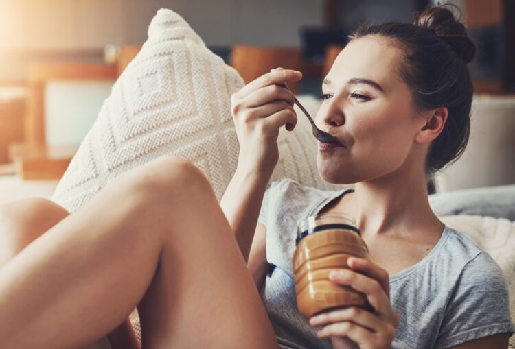 Ontdek hier de reden waarom je elke ochtend een lepel pindakaas zou moeten eten