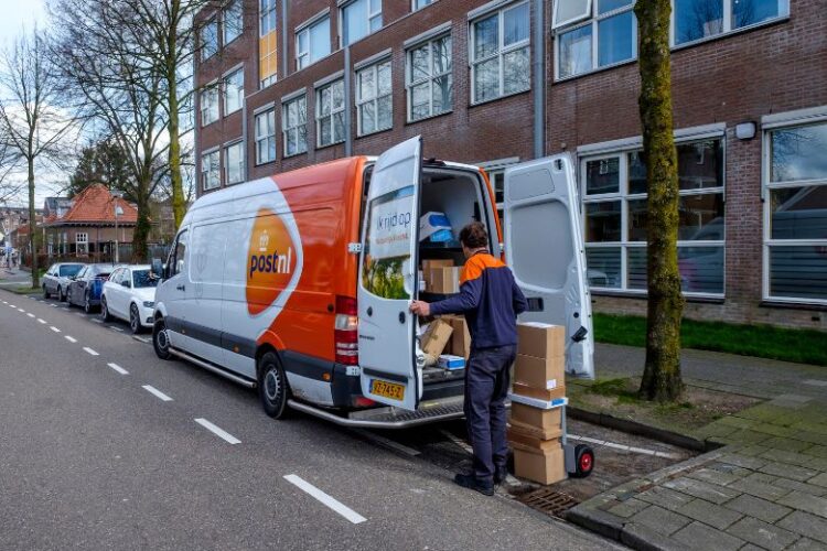 Post NL staat onder vuur: Steeds meer klachten en ‘niet-thuis’ briefjes van PostNL