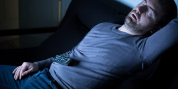 Val jij vaak in slaap voor de tv? Klinkt onschuldig, maar dat is het niet!