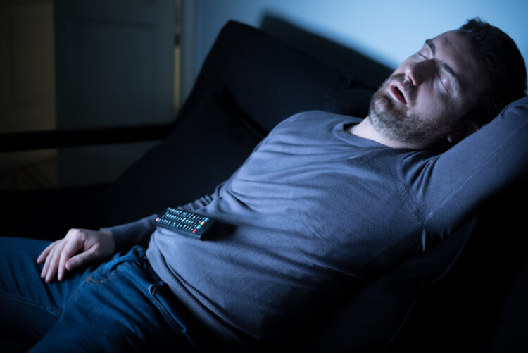 Val jij vaak in slaap voor de tv? Klinkt onschuldig, maar dat is het niet!