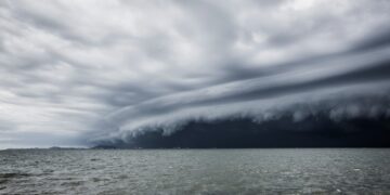 Extra weerbericht: “Het komt recht op ons af, thuisblijven als dat mogelijk is.”