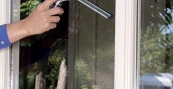 Deze vrouw onthult haar geheime truc voor streeploze, glanzende ramen