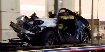 Vier inzittenden overlijden in brandende Tesla nadat elektrische deuren niet opengingen