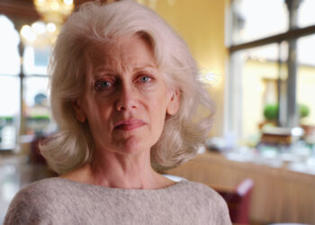 Esther (47): “Ik ontdekte dat mijn man al jaren een tweede gezin had – én een dochter bij mijn beste vriendin”