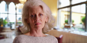 Esther (47): “Ik ontdekte dat mijn man al jaren een tweede gezin had – én een dochter bij mijn beste vriendin”