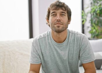 Leon (33): “Ik weiger mijn kinderen te laten vaccineren en word behandeld alsof ik een misdadiger ben.”