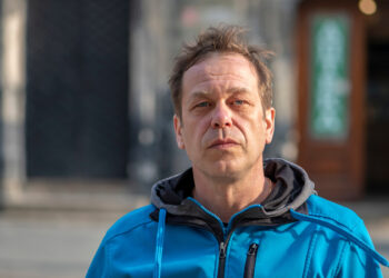 Menno (45): “Ik gaf mijn zoon op voor adoptie na zijn criminele verleden – nu wil hij wraak en bedreigt hij mijn gezin”