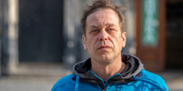 Menno (45): “Ik gaf mijn zoon op voor adoptie na zijn criminele verleden – nu wil hij wraak en bedreigt hij mijn gezin”