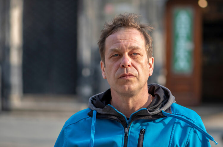 Menno (45): “Ik gaf mijn zoon op voor adoptie na zijn criminele verleden – nu wil hij wraak en bedreigt hij mijn gezin”