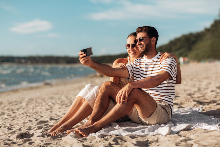 Ellemieke (28): “Mijn vakantieflirt werd mijn collega, en dat veranderde alles op kantoor”