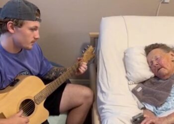 Ethan vervult laatste wens van 100-jarige oma en zingt haar in slaap op haar sterfbed