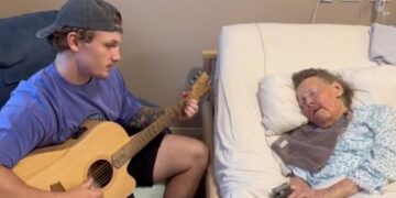 Ethan vervult laatste wens van 100-jarige oma en zingt haar in slaap op haar sterfbed