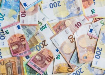 Banken adviseren om contant geld in huis te bewaren, maar verzekeraars waarschuwen voor risico’s