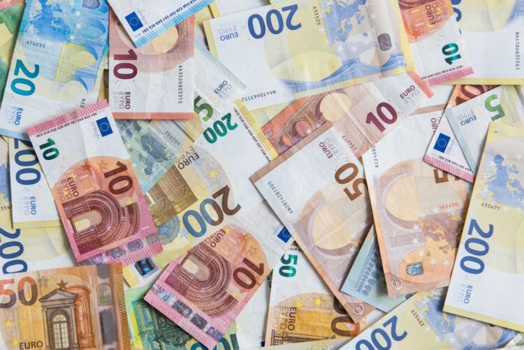 Banken adviseren om contant geld in huis te bewaren, maar verzekeraars waarschuwen voor risico’s