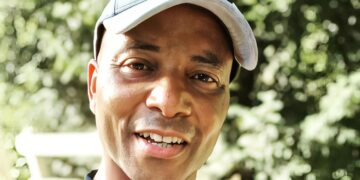 Humberto Tan is woedend en laat zich van zijn slechtste kant zien: ‘Idioot’ en ‘belachelijk’ gedrag