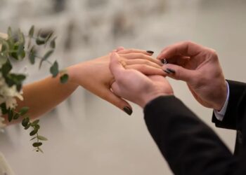 Amber: ” Ik trouwde met de vriend van mijn vader- Wat hij deed op onze huwelijksnacht had ik niet verwacht”