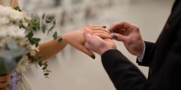 Amber: ” Ik trouwde met de vriend van mijn vader- Wat hij deed op onze huwelijksnacht had ik niet verwacht”