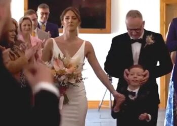 10-jarige jongen met zeldzame aandoening maakt indruk door moeder naar altaar te begeleiden