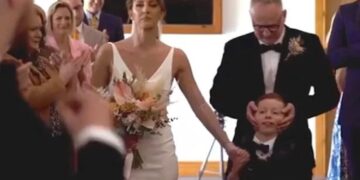 10-jarige jongen met zeldzame aandoening maakt indruk door moeder naar altaar te begeleiden