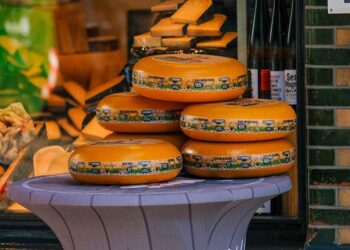 Dit is de reden waarom je de korsten van kaas nooit moet eten!