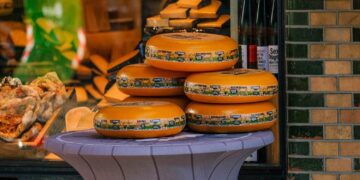 Dit is de reden waarom je de korsten van kaas nooit moet eten!