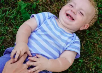 “Kietelen kan enorme schade aanrichten bij je kinderen”: Ontdek hier de 3 redenen waarom!