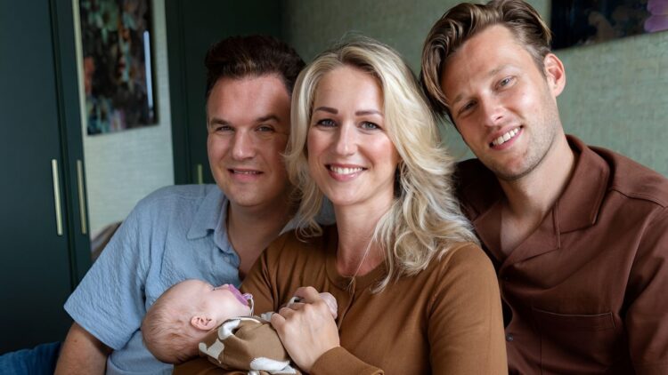 John en Hein zijn vader van Lauren: ’Tijd nodig om te schakelen toen er na de geboorte steeds om ’papa’ werd gevraagd’
