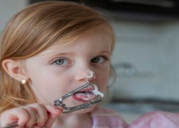 Laat kinderen niet te veel snoepen van koekjesdeeg: dit moet je weten