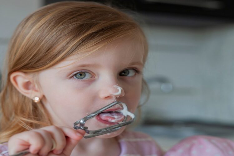 Laat kinderen niet te veel snoepen van koekjesdeeg: dit moet je weten