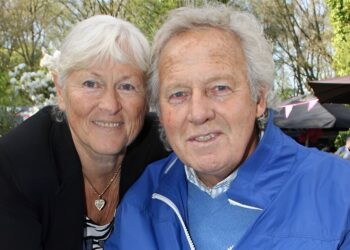 Verschrikkelijk nieuws voor weduwe Koos Alberts: “Laffe wijze”